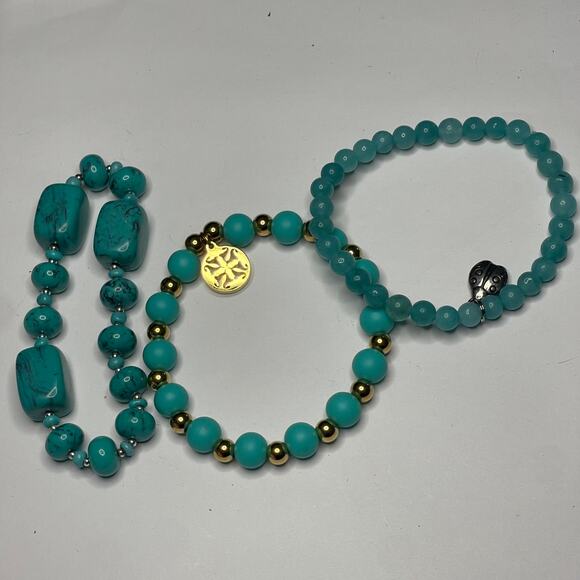 Beaded stretch bracelet set of 3 turquoise blue with some gold tone beads - Picture 8 of 10
